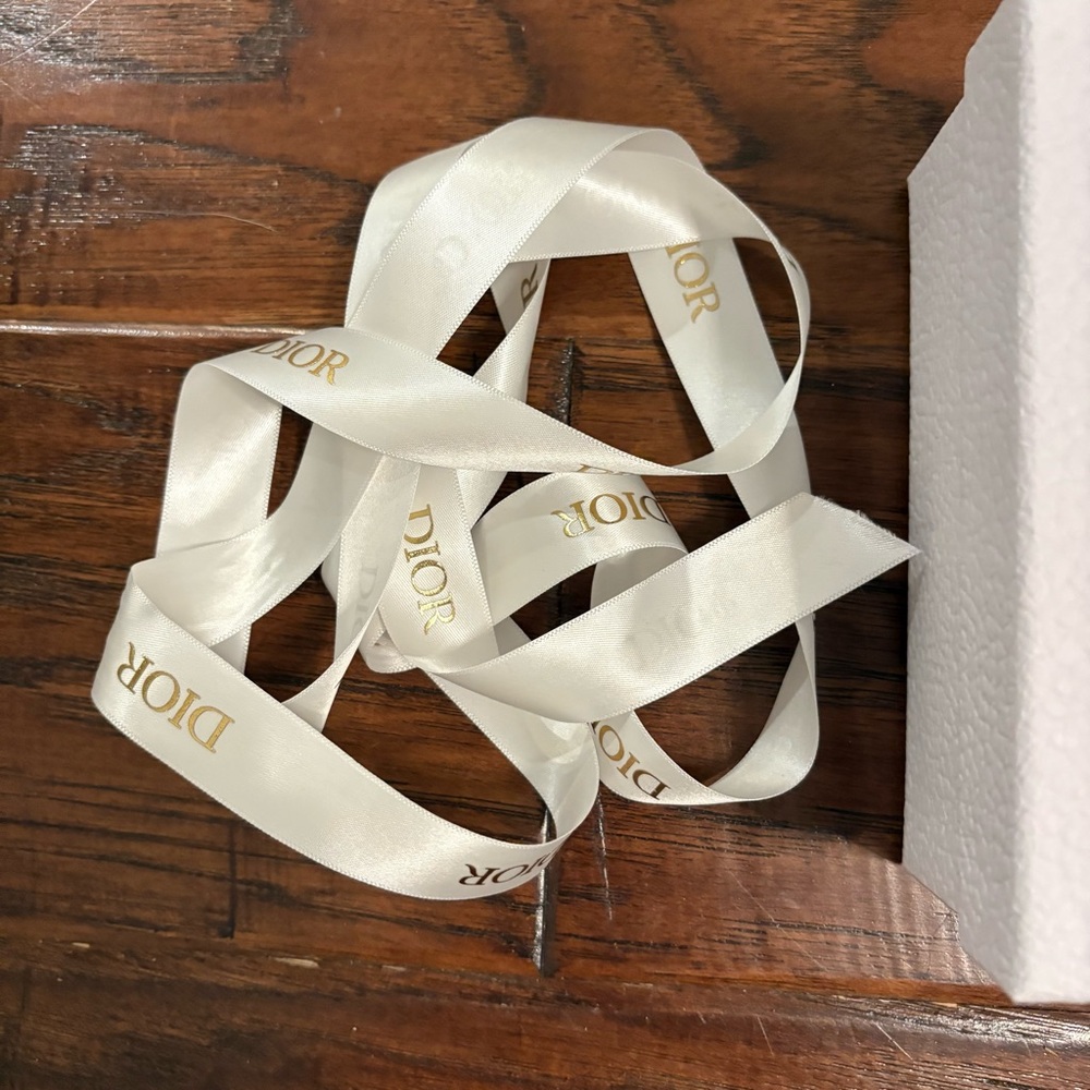 CHRISTIAN DIOR Gift Box & Ribbon - Picture 2 of 8